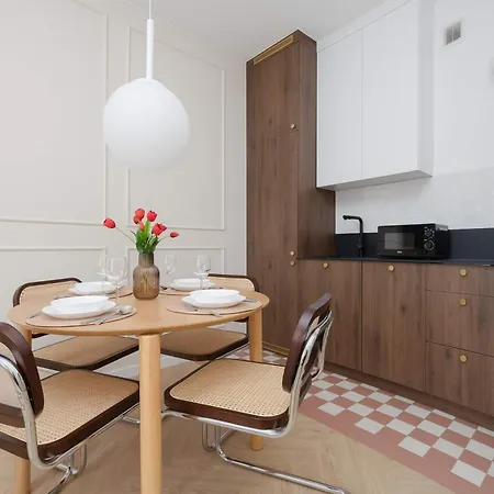 Elegant In Center By The Market By Renters *