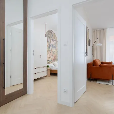 Elegant In Center By The Market By Renters *