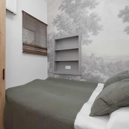 Elegant In Center By The Market By Renters *