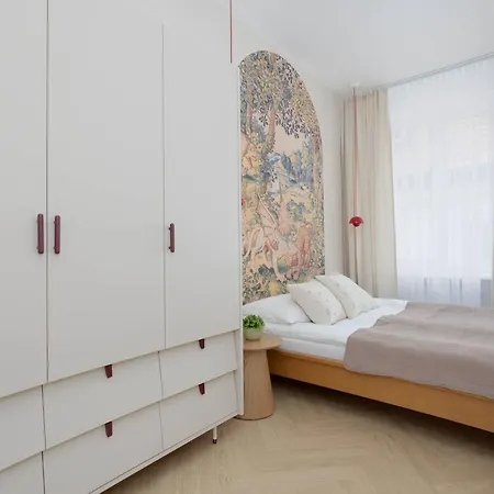 Elegant In Center By The Market By Renters *