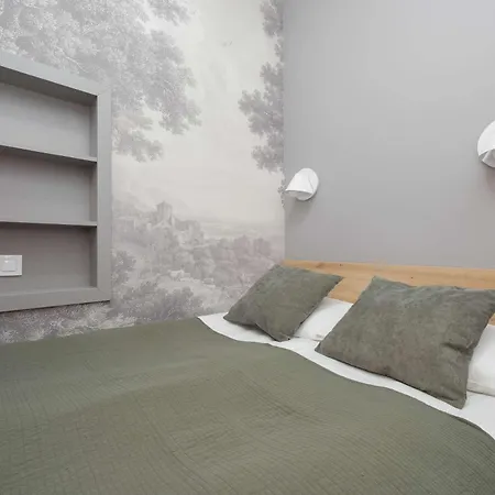 Elegant In Center By The Market By Renters *